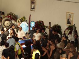 El féretro de Oviedo,  llega al local partidario del candidato. EFE /