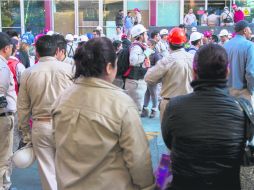 A la calle. Cientos de trabajadores evacuaron los edificios administrativos por una falsa alarma. NTX /