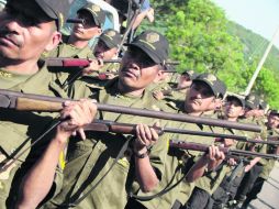De frente. La policía comunitaria se comprometió a no usar capuchas. NTX /