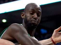 Kevin Garnett aporta 27 puntos y diez rebotes en el triunfo de su equipo a los Raptors. AP /