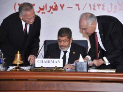 Mohamed Mursi (c) conversando con el secretario general de la Organización de la Cooperación Islámica (OCI), Ekmeleddin ihsanoglu (i). EFE /