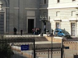 Fotografía del usuario de Twitter @Arquitecnico78 que muestra a la policía desalojando el edificio. ESPECIAL /
