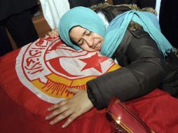 Una mujer abraza el ataúd de Chokri Belaid, cuyo homicidio desencadenó las protestas. EFE /