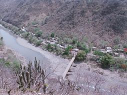 El INAH autorizó la demolición del puente de la segunda mitad del siglo XX con la condición de que se rescatara el diseño de 1894. ARCHIVO /