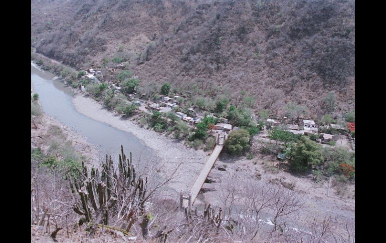 El INAH autorizó la demolición del puente de la segunda mitad del siglo XX con la condición de que se rescatara el diseño de 1894. ARCHIVO /