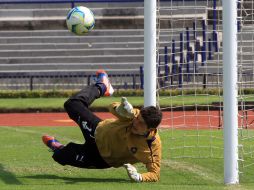 Alejandro Palacios detiene algunos disparos durante el entrenamiento de Pumas. NTX /