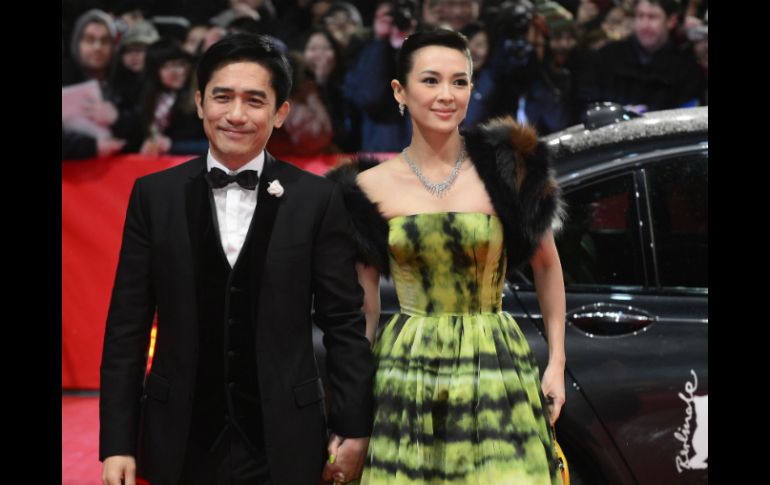 Tony Leung y Zhang Ziyi llegan a la alfombra roja de su película de apertura del festival de cine Berlinale, ''Yi dai zong shi''. AFP /