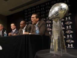 El trofeo Vince Lombardi junto a los dirigentes de los Cuervos de Baltimore en una rueda de prensa. AP /