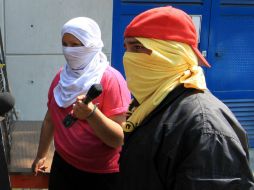 Hacen las declaraciones a unos pasos del acceso principal del inmueble. NTX /