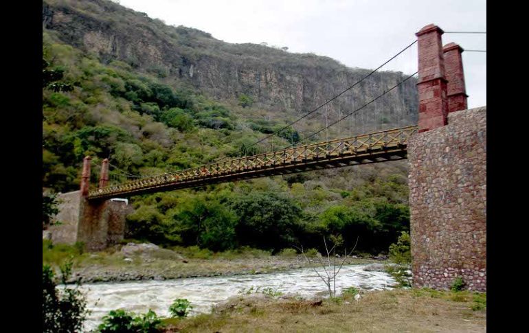Una vez que el Puente de Arcediano sea propiedad de los municipios, Guadalajara se mantendrá al tanto de su cuidado y conservación. ARCHIVO /