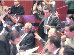 Poder Legislativo. Miguel Castro (de pie), coordinador del PRI, emite su voto durante la sesión plenaria celebrada ayer. EL INFORMADOR /