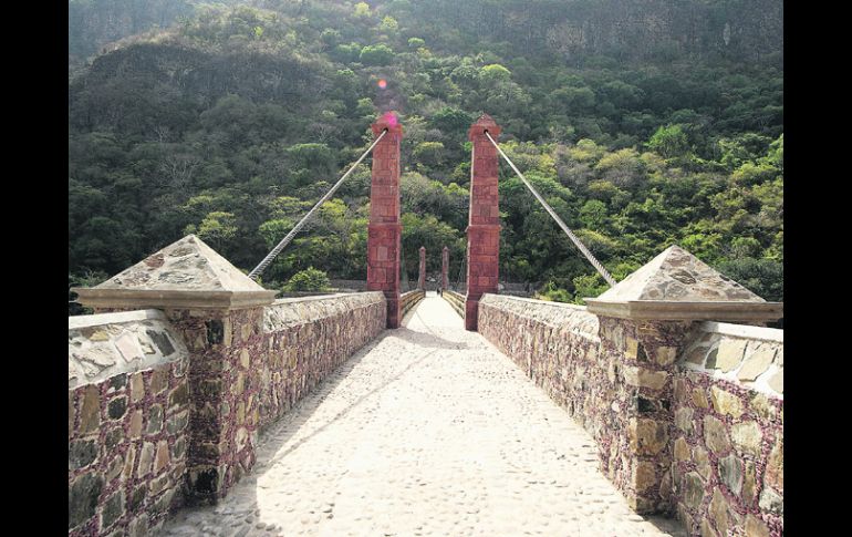 NUEVA ESTRUCTURA. El pasado 8 de enero el gobernador, Emilio González Márquez, inaguruo el reconstruido Puente de Arcediano EL INFORMADOR /