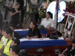 Los féretros del candidato presidencial Lino Oviedo (c) y el de su custodio Denis Galeano durante el funeral. EFE /