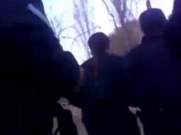 Imagenes del video en el que cadetes de la policía provincial se entrenan con cánticos agresivos hacia los chilenos. ESPECIAL /