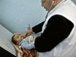 Un bebé refugiado siendo atendido por personal de Médicos Sin Fronteras en Líbano. EFE /