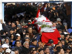 Numerosas personas asisten al funeral del político opositor tunecino Chokri Belaid, asesinado el pasado miércoles. EFE /
