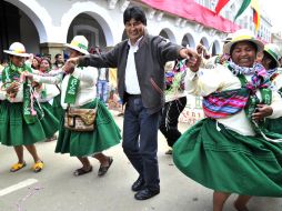 El presidente boliviano Evo Morales (c), baila con miembros del carnaval en Oruro, Bolivia. AFP /