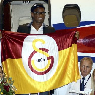 Drogba causa sensación en Turquía
