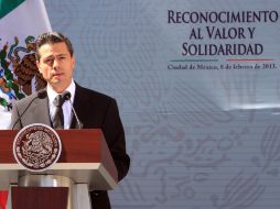 Peña Nieto entrega reconocimientos a quienes participaron en las labores de rescate de la pasada explosión de Pemex. NTX /