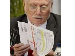 Giordani mostrando la instrucción firmada por el presidente, Hugo Chávez. AFP /