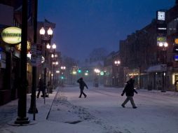 Las compañías aéreas suspendieron sus  vuelos hacia y desde los tres aeropuertos de Nueva York. EFE /