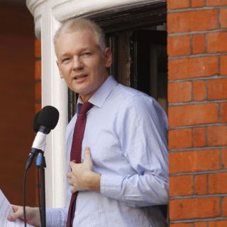 Lucio Gutiérrez dice que podría revocar asilo a Assange si gana comicios