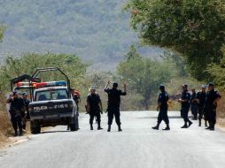 Ayer por la tarde, los policías comunitarios colocaron un retén en Acatempa por la fricción que tuvieron con policías municipales. ARCHIVO /