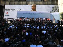 Por la tarde de este viernes, Peña Nieto entregó reconocimientos al valor y solidaridad a los participantes en las labores de rescate. NTX /