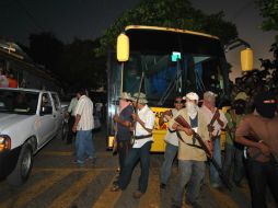 Cerca de las 19:00 horas arribaron los tres retenidos en medio de una concentración de miembros de autodefensa. NTX /