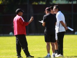 El cuerpo técnico del Atlas charla durante la práctica de los Zorros. MEXSPORT /