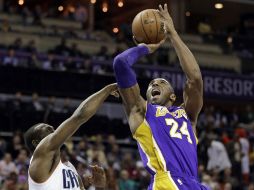 Kobe Bryant vuelve a ser el salvador de Lakers en la temporada. AP /