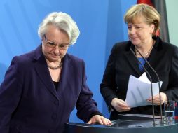 Angela Merkel (d) y Annette Schavan (i) en el anuncio de la renuncia de la ministra. AP /