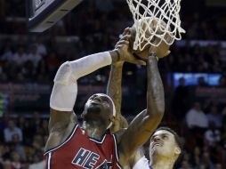 James LeBron (6) encesta mientras Matt Barnes de los Clippers intenta bloquearlo. AP /