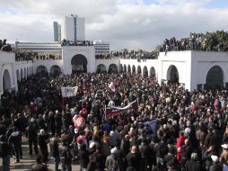 Numerosas personas asisten al funeral del político opositor tunecino Chokri Belaid, quien fue asesinado. EFE /