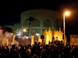 Varias personas participan en una manifestación en frente del palacio presidencial de Itihadiya en El Cairo. EFE /