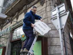 Tras el escándalo de corrupción, Palma de Mallorca retira las placas de las calles dedicadas a Iñaki Urdangarin y su esposa la Infanta. AFP /