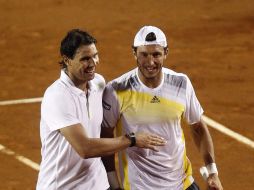 El tenista español Rafael Nadal (i) y su compañero, el argentino Juan Mónaco. EFE /