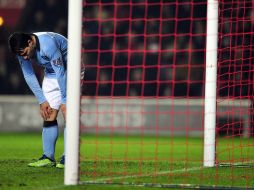 Sergio Aguero se lamenta ante la detorrota 3-1 del Manchester City frente al Southampton. AFP /
