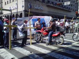 La cuarentena de personas esperaba a que el semáforo estuviera en rojo, para luego colocarse en el paso peatonal de la avenida Juárez.  /