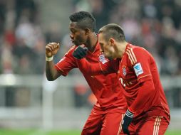 Alaba y Ribery bailan para festejar uno de los goles en el partido. EFE /
