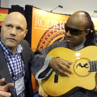 Stevie Wonder pide fabricar guitarras para ciegos
