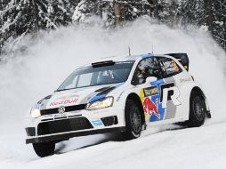 El francés Ogier de nueva cuenta supo sortear las condiciones de la tercera etapa en Suecia. AFP /