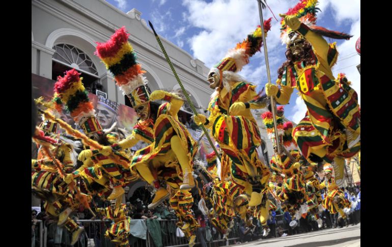 La danza ''estrella'' del Carnaval de Oruro es la Diablada, cuyos bailarines escenifican la eterna lucha entre el bien y el mal. AFP /