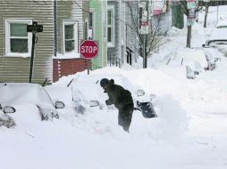 Ventiscas. Autoridades prohibieron la circulación de vehículos en autopistas para evitar dificultades al momento de remover la nieve. AP /