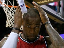LeBron es un jugador muy competitivo y lo demuestra dentro y fuera de la duela. AFP /
