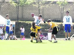 En el ''tochito'' las tacleadas se concretan al quitarle al portador del balón una de las banderas que porta a los costados . EL INFORMADOR /