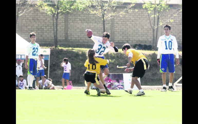 En el ''tochito'' las tacleadas se concretan al quitarle al portador del balón una de las banderas que porta a los costados . EL INFORMADOR /