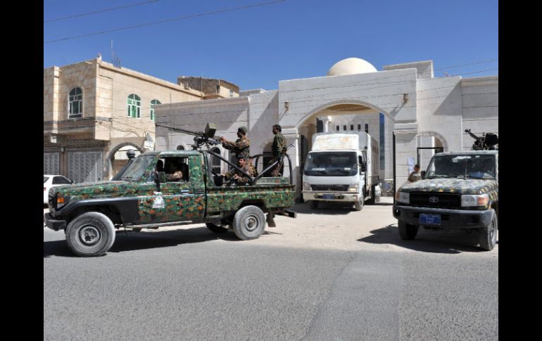 Soldados Yameni escoltan panel con supustos miembros de Al-qaeda a bordo. EFE /