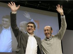 El secretario general del PSOE, Alfredo Pérez Rubalcaba (d), y el reelegido secretario general del PSE-EE, Patxi López. EFE /