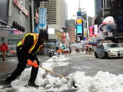Un trabajador retira la nieve en Times Square. AFP /